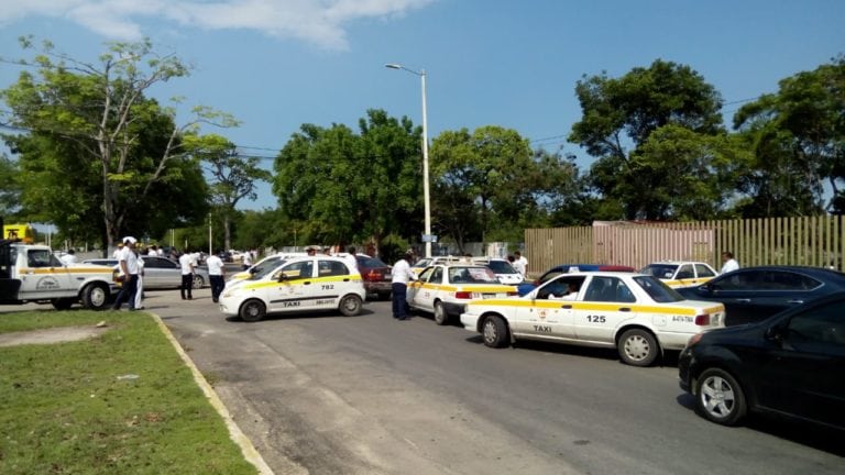 Bloquean taxistas acceso a Chetumal