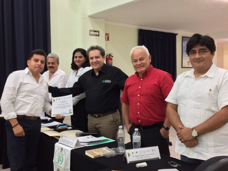 Otorgan becas a funcionarios municipales