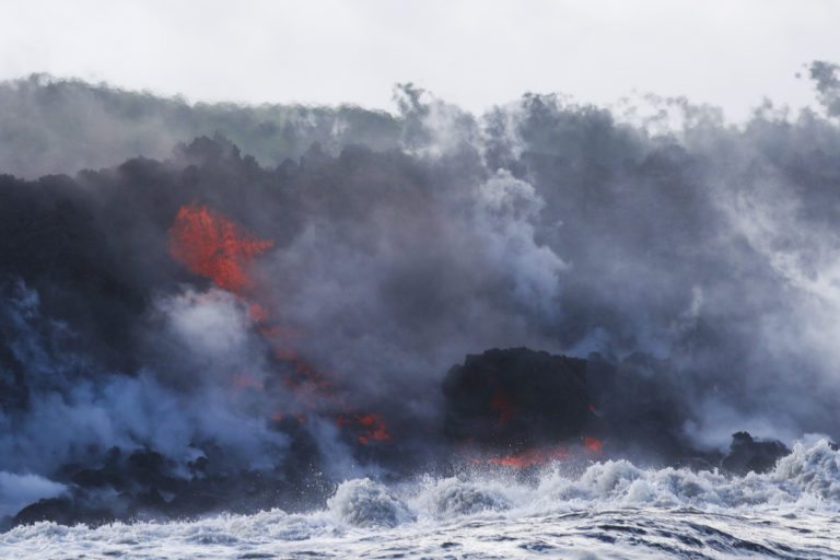 Lava del volcán Kilauea crea enorme nube tóxica y llega al Pacífico