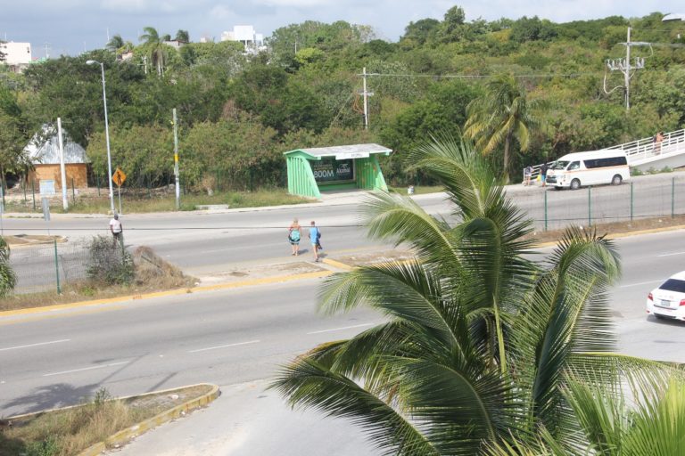 Piden reparar malla en bajos de los puentes de Akumal
