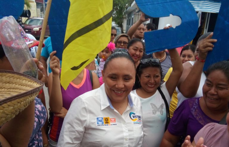 Escucha Cristina Torres a ciudadanos de la colonia 28 de julio