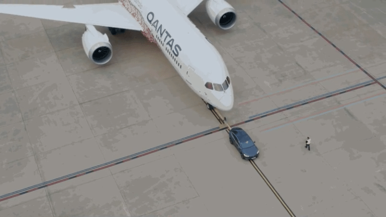 Tesla obtiene Récord Guinness al remolcar un avión