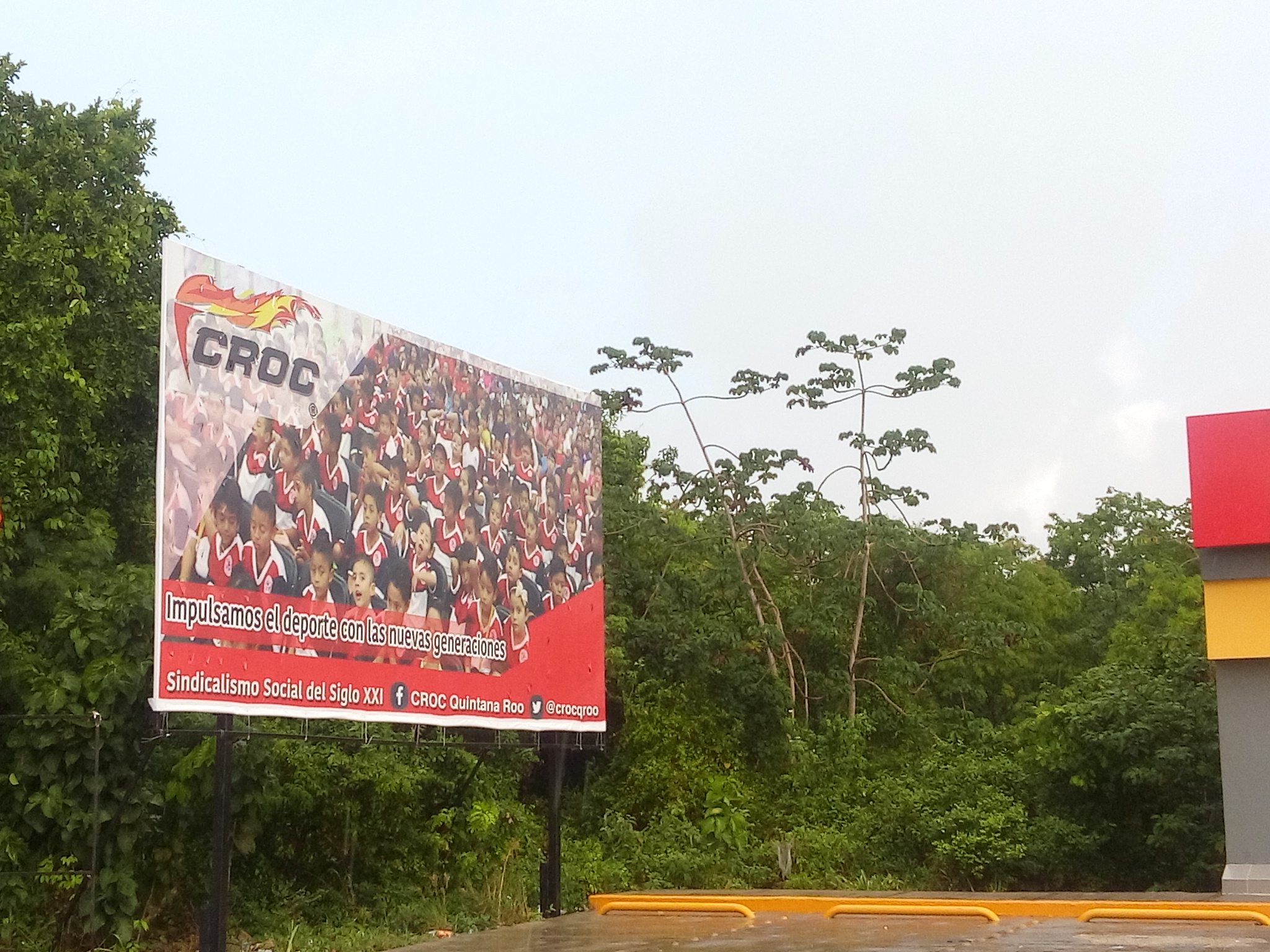 Dilapida Martín de la Cruz recursos en espectaculares de la CROC