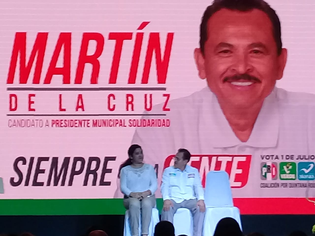 Arranca Martín de la Cruz campaña en lujoso hotel y se olvida del pueblo