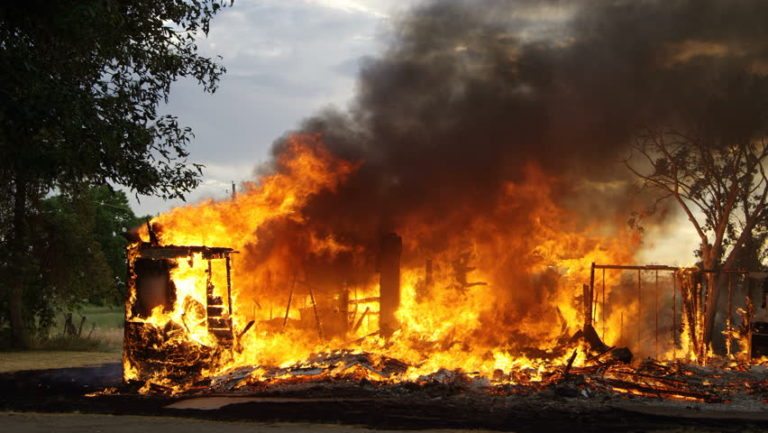 esposo con dos mujeres