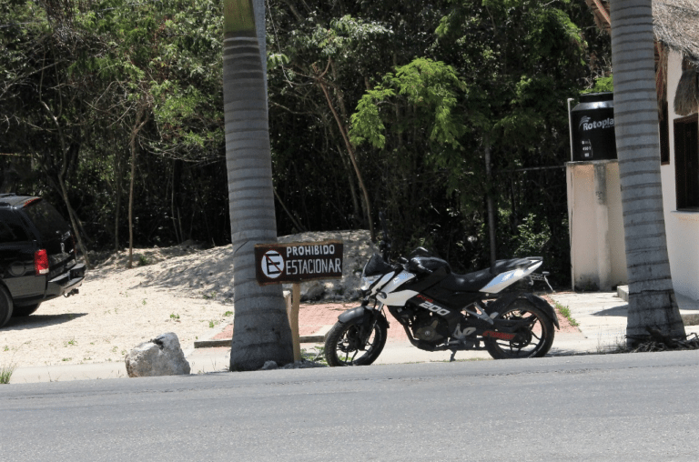 Se apodera hotelero de ciclopista y banqueta en Tulum