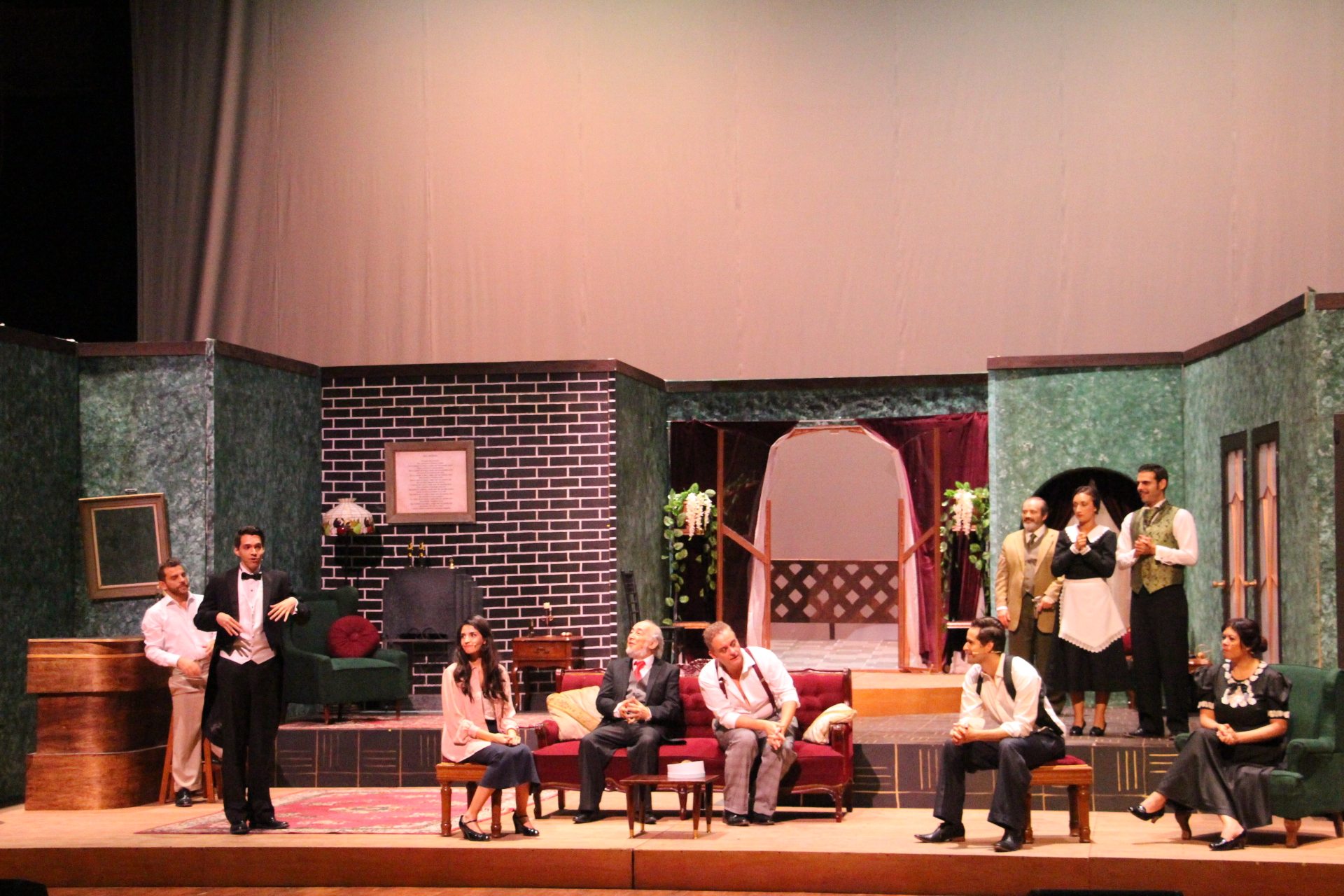 Con teatro lleno estrenan en Playa del Carmen la obra "Y no quedó ninguno"