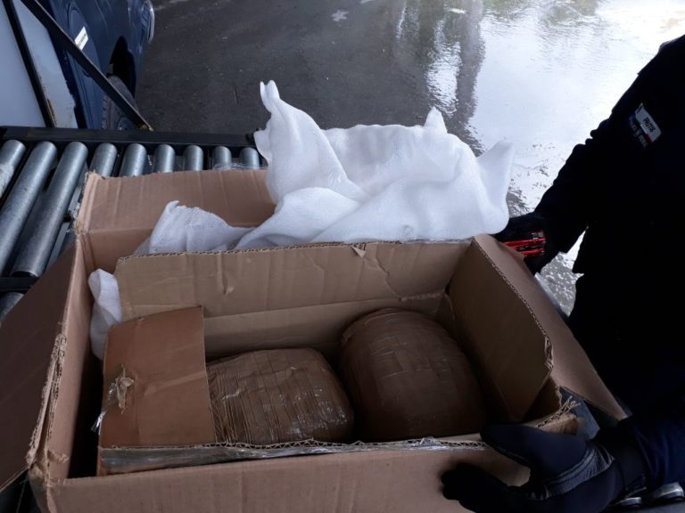 Hallan paquete con marihuana en aeropuerto