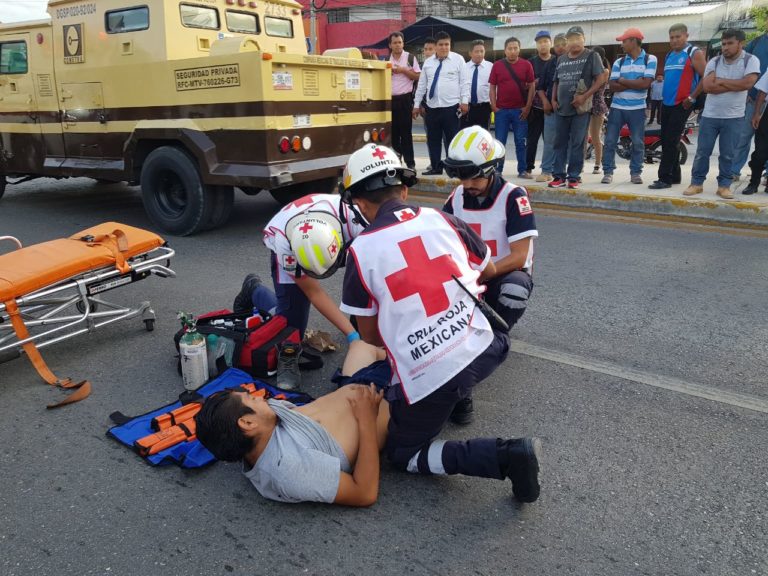 Motociclista le fractura una pierna