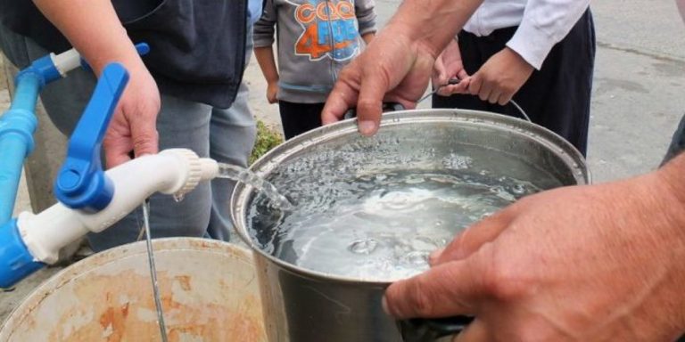 La demanda de agua potable en el país aumentará hasta 40 por ciento en los próximos 30 años, lo que hace urgente estrategias que ayuden a definir su uso eficiente y sostenible, y evitar su contaminación para garantizar su distribución a las generaciones futuras.