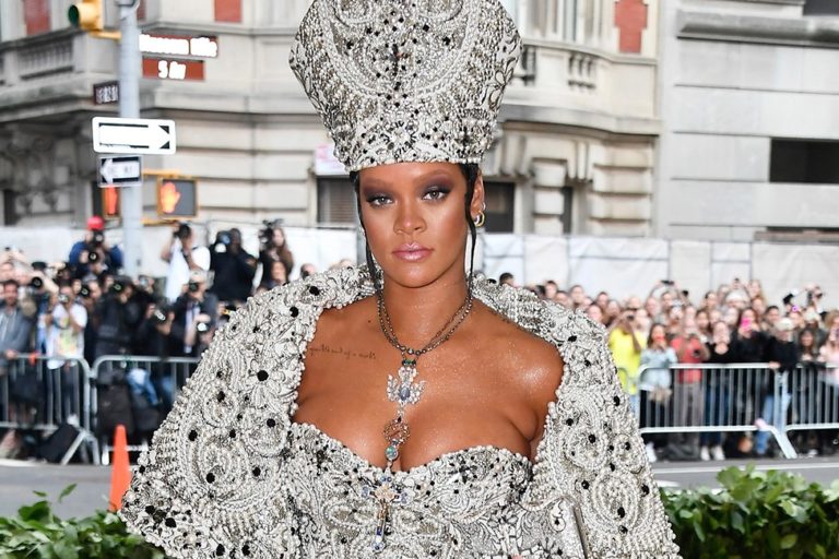 Rihanna se lleva la Met Gala con increíble vestido episcopal