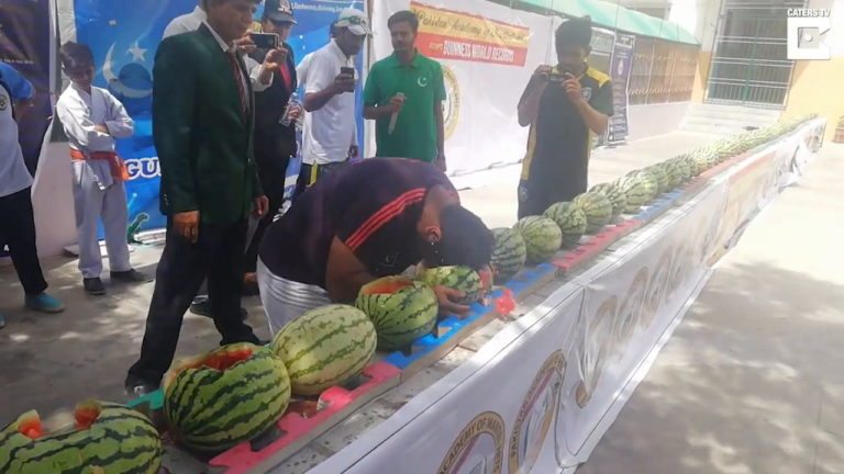 Pakistaní es ahora la persona que más sandías ha roto con la cabeza y más nueces con la mano (Video)