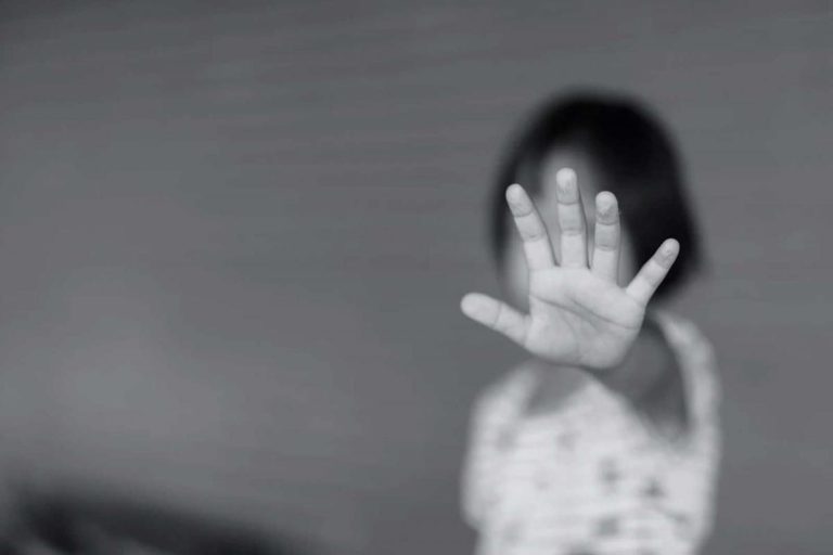 Niña de tres años es violada y torturada con ácido