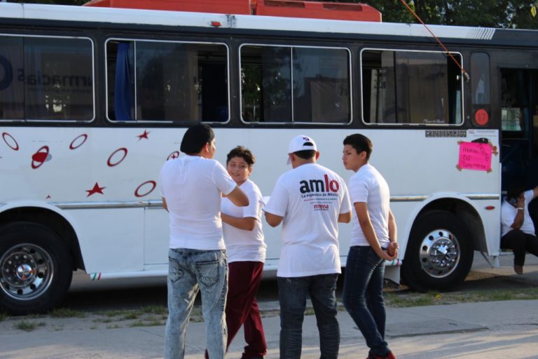 AMLO acarrea gente de Cancún y Playa del Carmen para su mitin