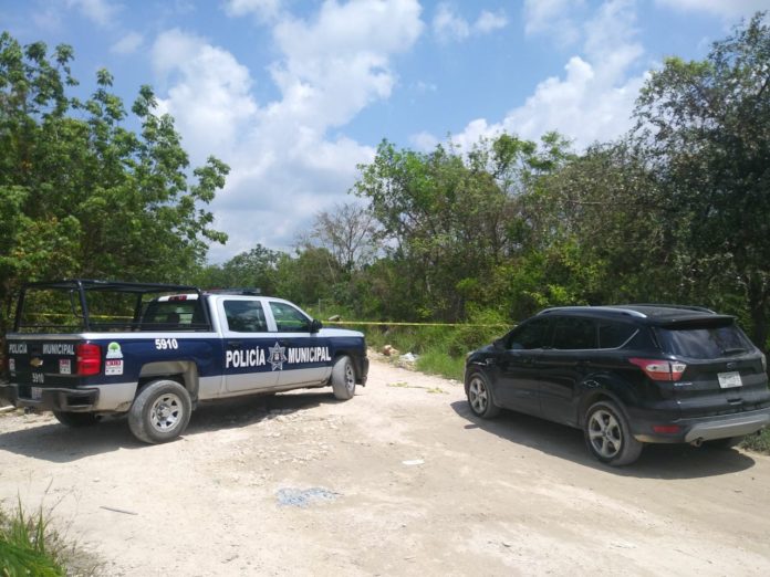 Cancún.- Un cuerpo descuartizado con huellas de tortura fue hallado esta mañana al interior de dos bolsas en la colonia La Unión, en la Región 213 de esta ciudad.