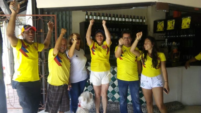 Colombianos de Cancún celebran pase a octavos