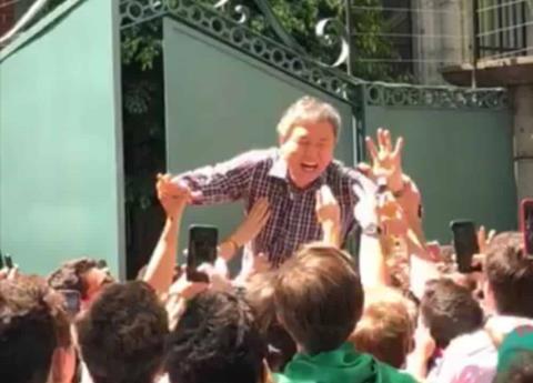 Cargan en hombros al embajador de Corea tras pase de México a octavos de final