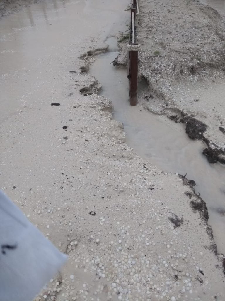 Lluvias crean zanja en calle de Holbox