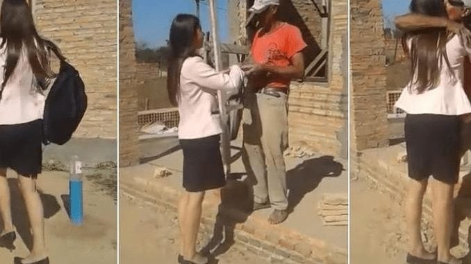 Para agradecerle, una joven lleva su tesis concluida hasta la construcción donde trabaja su padre
