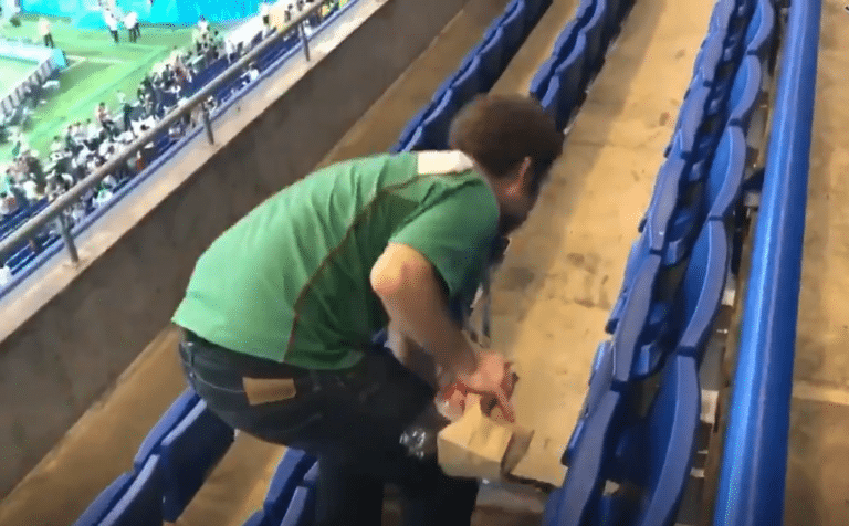 Mexicanos festejan victoria ante Corea del Sur ¡recogiendo basura!