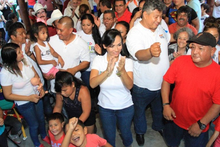 Refrendan taxistas y la Croc respaldo a Laura Fernández