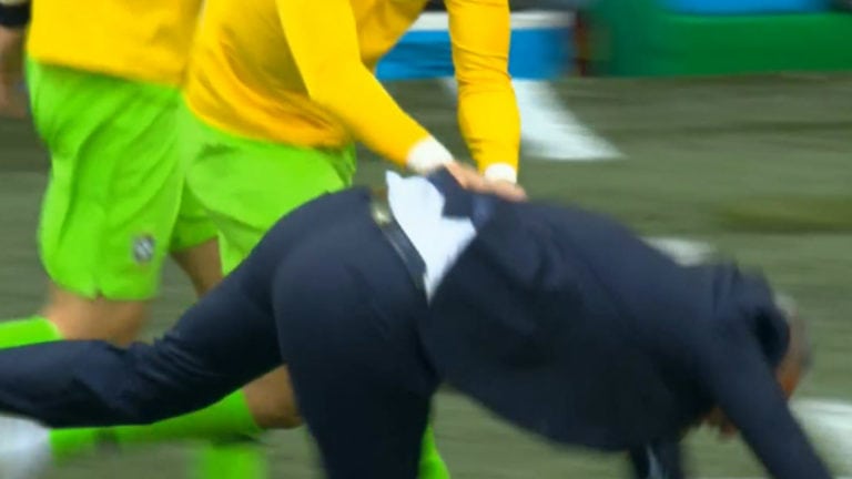 Director Técnico de Brasil cae tras festejar gol de Coutinho