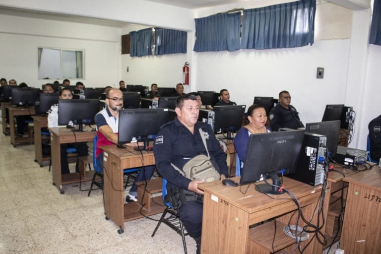 Participan policías estatales en encuesta nacional