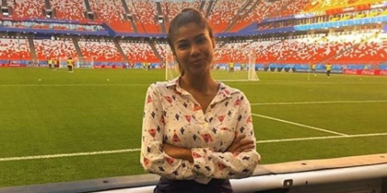 Periodista es acosada mientras transmitía en vivo en Rusia (Vídeo)