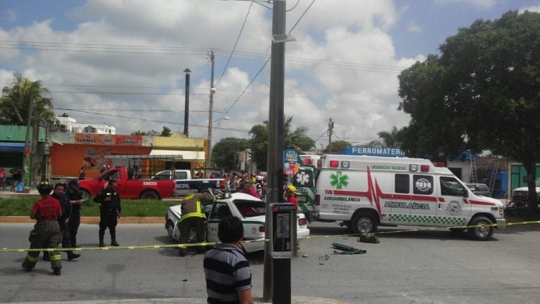 Choca taxi contra camión en la avenida Centenario
