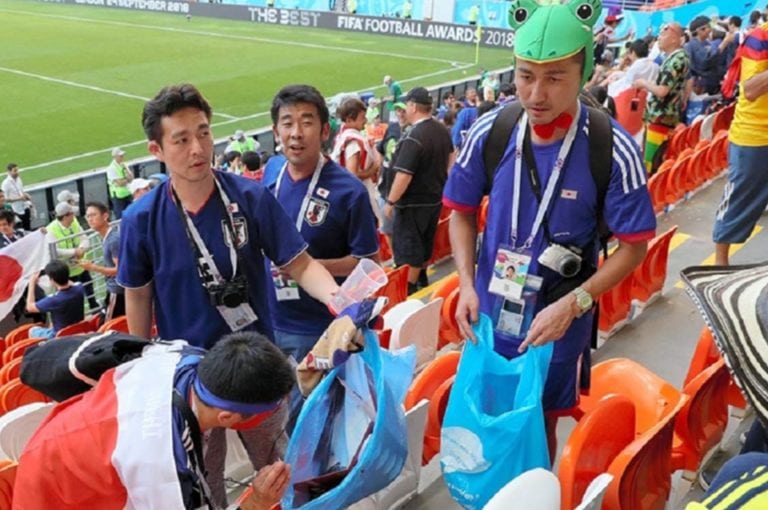 Japoneses muestran sus modales al levantar su basura antes de irse del estadio