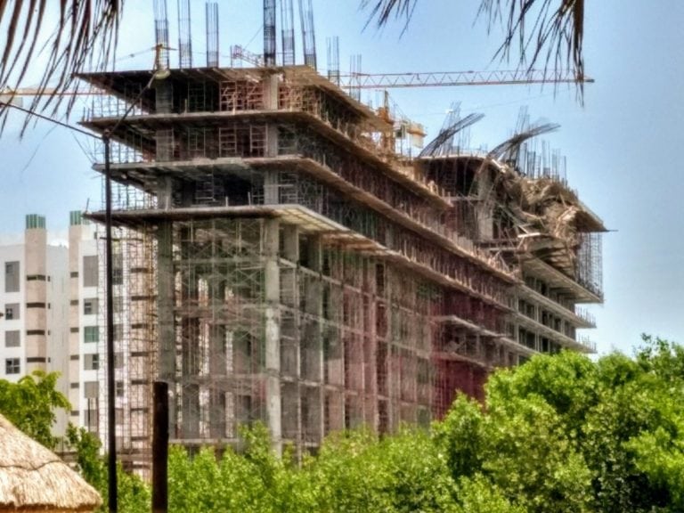 Colapsan tres pisos de hotel en Puerto Juárez