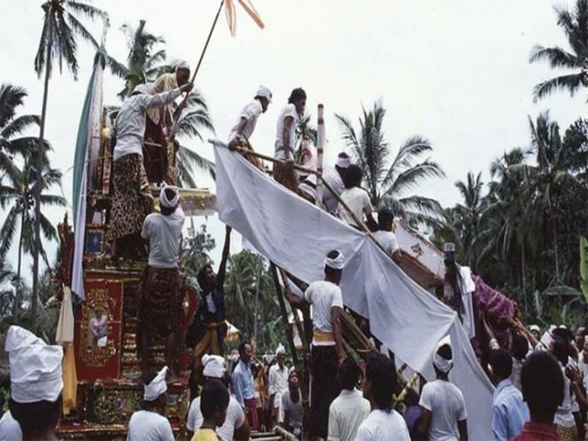 Muere aplastado por el ataúd de su mamá: Vídeo