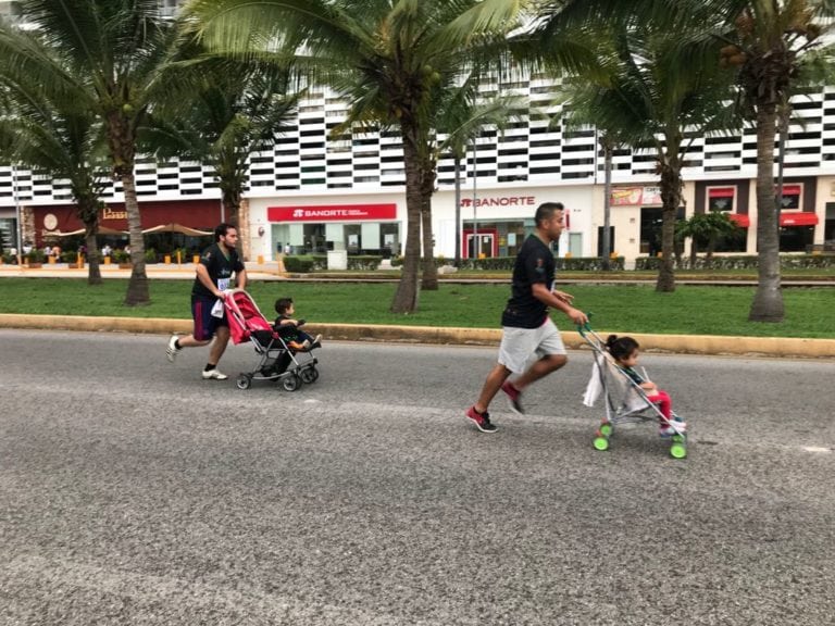 Corren papás en su día en Cancún