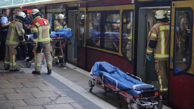 Alemán apuñala en tren a dos mexicanos tras discusión