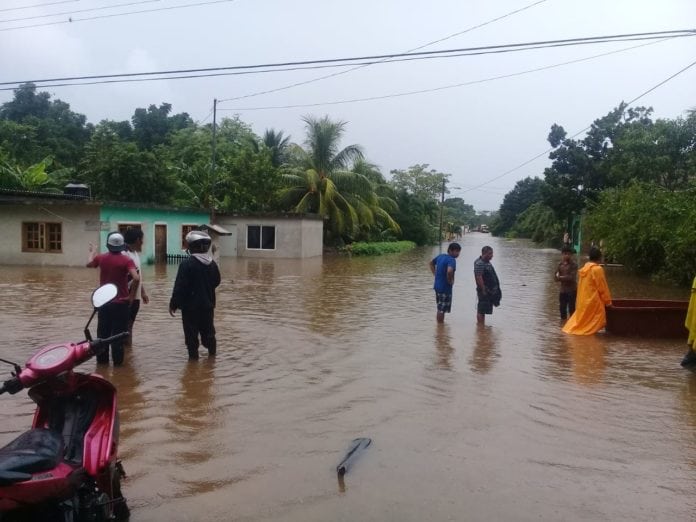 Kantunilkin.- Las lluvias no ceden en Lázaro Cárdenas y su cabecera municipal, Kantunilkin, es uno de los puntos más afectados.