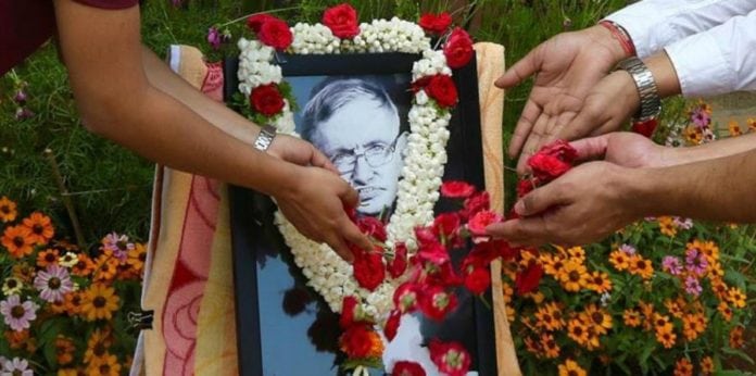 Isaac Newton y Charles Darwin