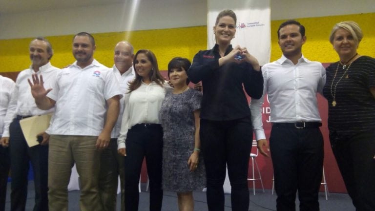 Mara, Niurka y Janix lucen en el “debate”; Bustamante muy verde