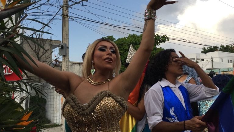 Comunidad LGBT llena de color las calles de Playa del Carmen