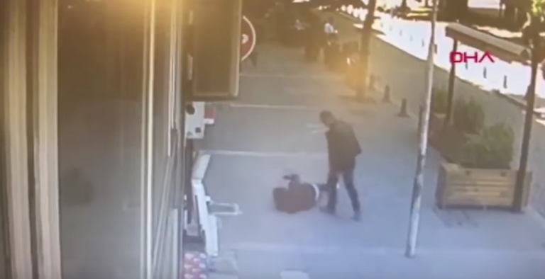 Descubre que mujer es violentada y noquea al agresor