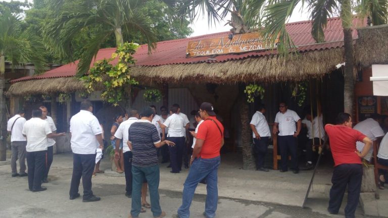 Intentan taxistas tomar sede sindical en Tulum