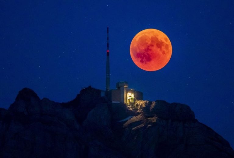 Así se vivió el eclipse lunar de sangre más largo del siglo