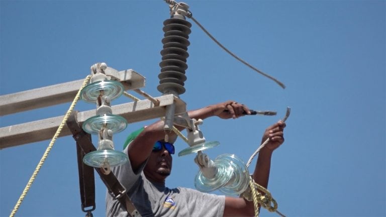 Comienza retiro de cableado aéreo de la CFE en el casco antiguo de Puerto Morelos