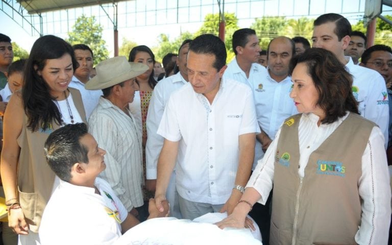 Entrega Carlos Joaquín material de los cursos de capacitación para el autoempleo