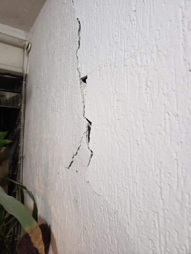 Vecinos protestan por demolición irregular en la Palenque