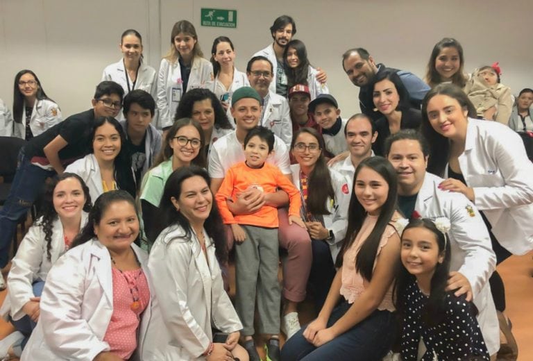 “Chicharito” Hernández visita hospital de Guadalajara a petición de un “minifan”