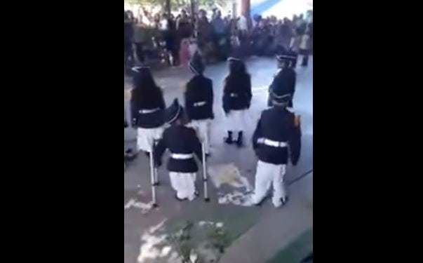 Niño con discapacidad marcha en la escolta de su escuela (Video)