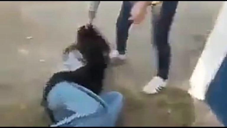 Joven embarazada golpea a niña a favor del aborto (Video)