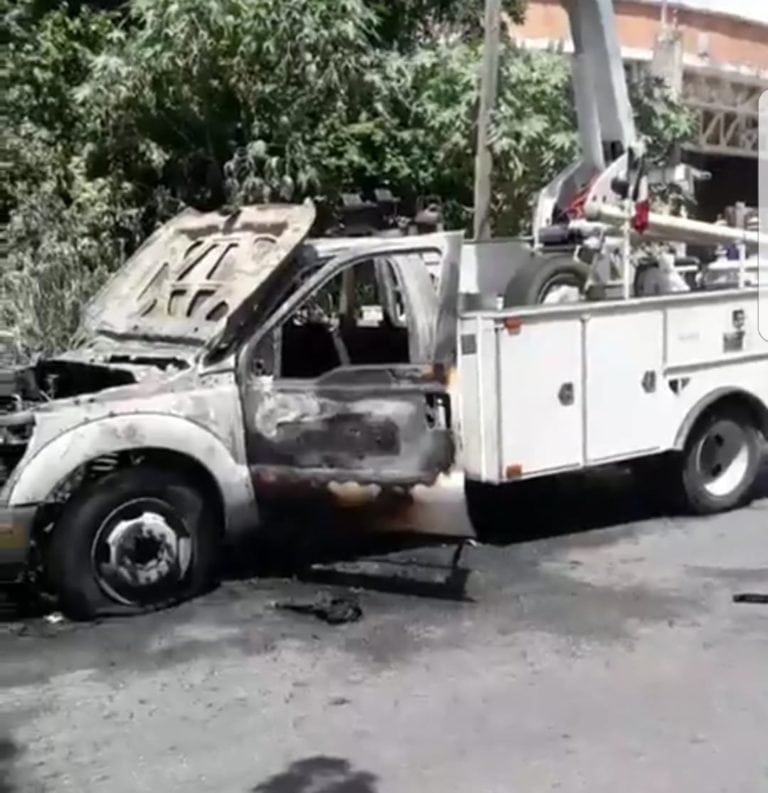 Se quema camión de la CFE en la SM 18