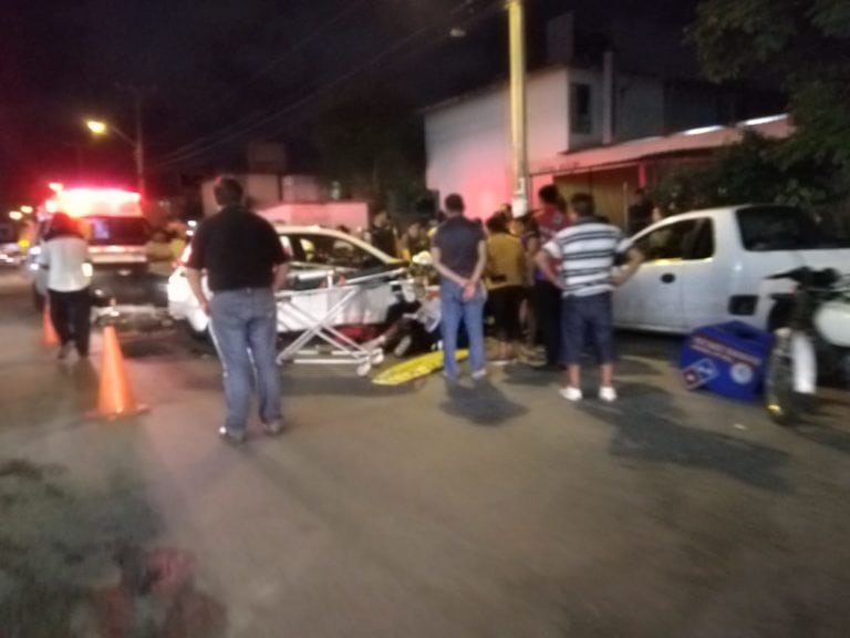 Chocan taxista y repartidor de pizzas