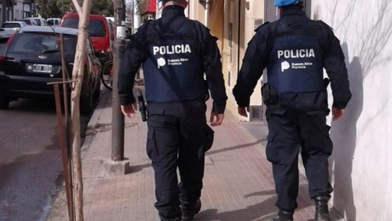 Policías devuelven cinco mil pesos y varias tarjetas de crédito a incauto sujeto